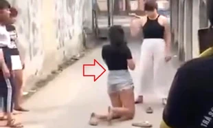 Bé gái bị vây đánh 'hội đồng' tàn nhẫn trong hẻm ở TPHCM