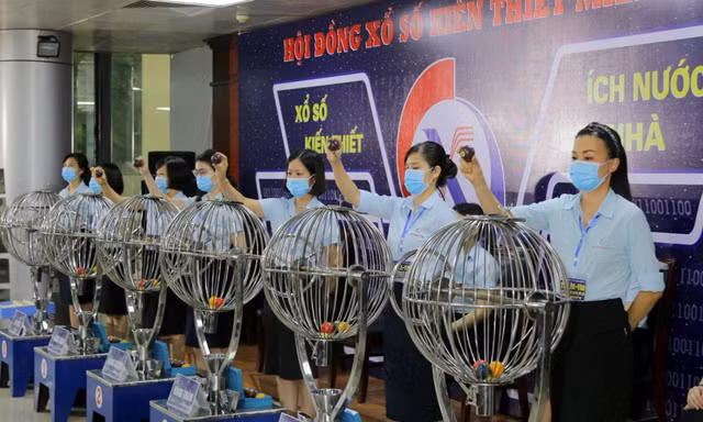 Ngư dân Cà Mau trúng 4 tờ vé số độc đắc