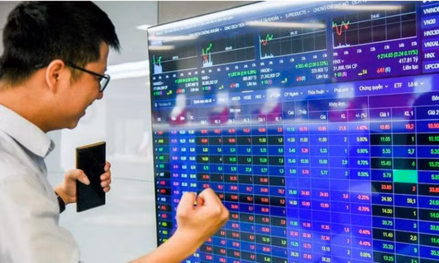 Chứng khoán khai xuân, cổ đông dầu khí nhận 'lì xì' lớn