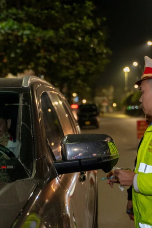 Lái xe vi phạm nồng độ cồn cố thủ trên xe, liên tục gọi ‘trợ giúp ’