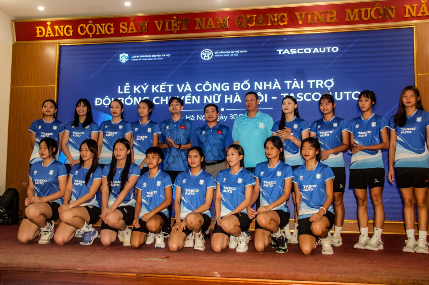 ក្លឹបបាល់ទះនារីហាណូយមានគោលបំណងឆ្ពោះទៅរកភាពជោគជ័យថ្មីជាមួយនឹងអ្នកឧបត្ថម្ភថ្មី។ anh-chup-man-hinh-2025-09-30-luc-115329.png
