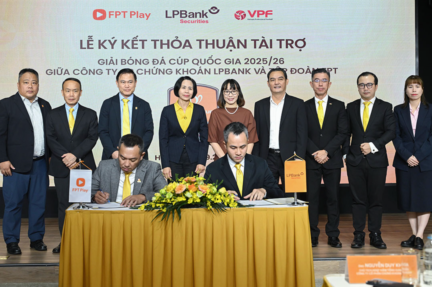 ពិធីចុះហត្ថលេខារវាង LPBank Securities, FPT Corporation និង VPF នាព្រឹកថ្ងៃទី៩ ខែកញ្ញា។ (រូបថតដោយ Huyen Nguyen) anh-chup-man-hinh-2025-09-09-luc-152230.png