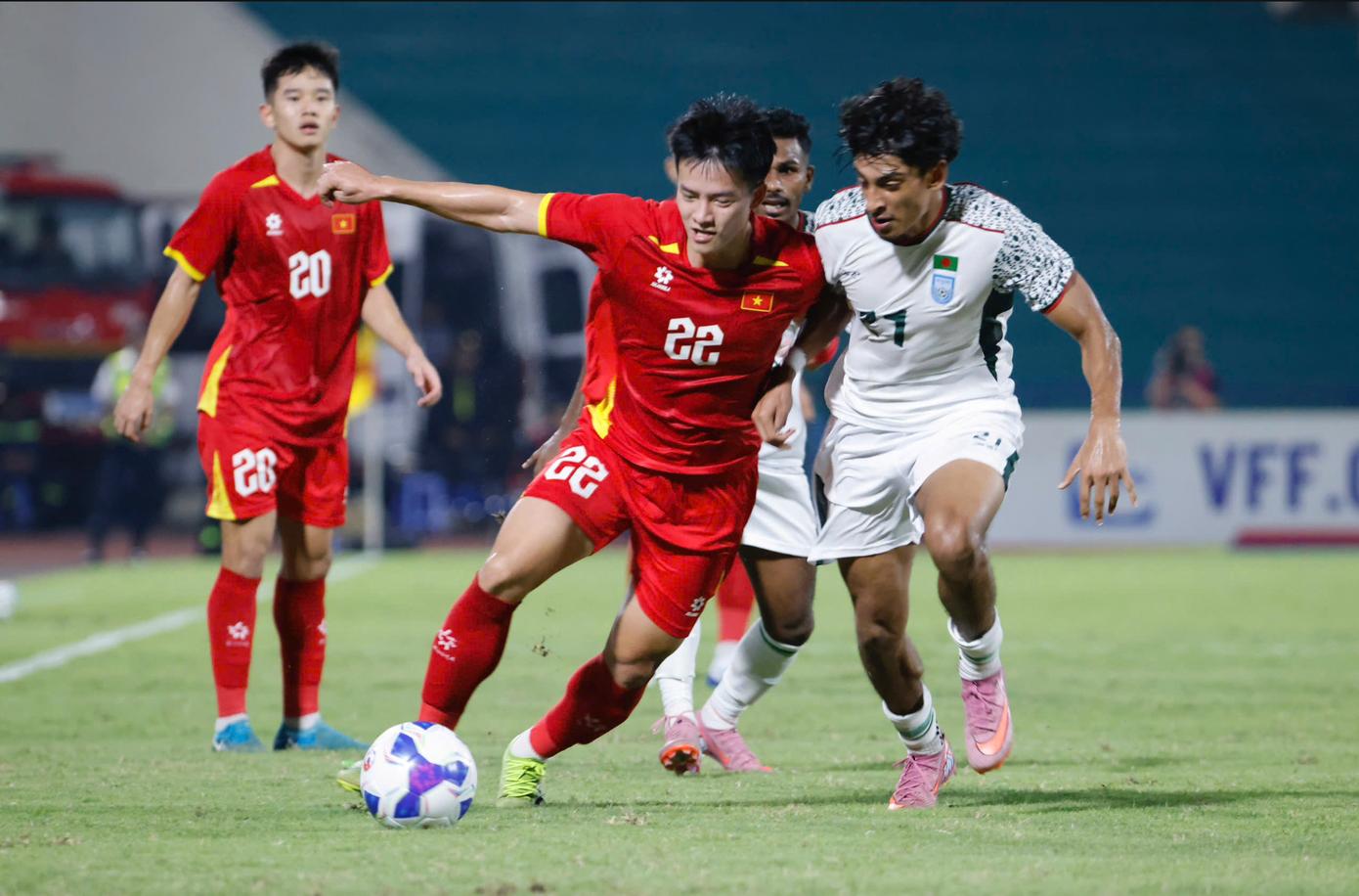 U23 방글라데시처럼 상대적으로 약한 상대를 상대로 김상식 감독은 쿠앗 반 캉을 비롯한 핵심 선수들을 벤치에 앉혔습니다. 대신 반 쯔엉이 주장 완장을 차고, 피 호앙과 응옥 미가 경기 시작부터 출전했습니다. U23 베트남 대표팀의 최전방에서 유일하게 눈에 띄는 선수는 딘 박이었습니다. anh-chup-man-hinh-2025-09-03-luc-194934.png