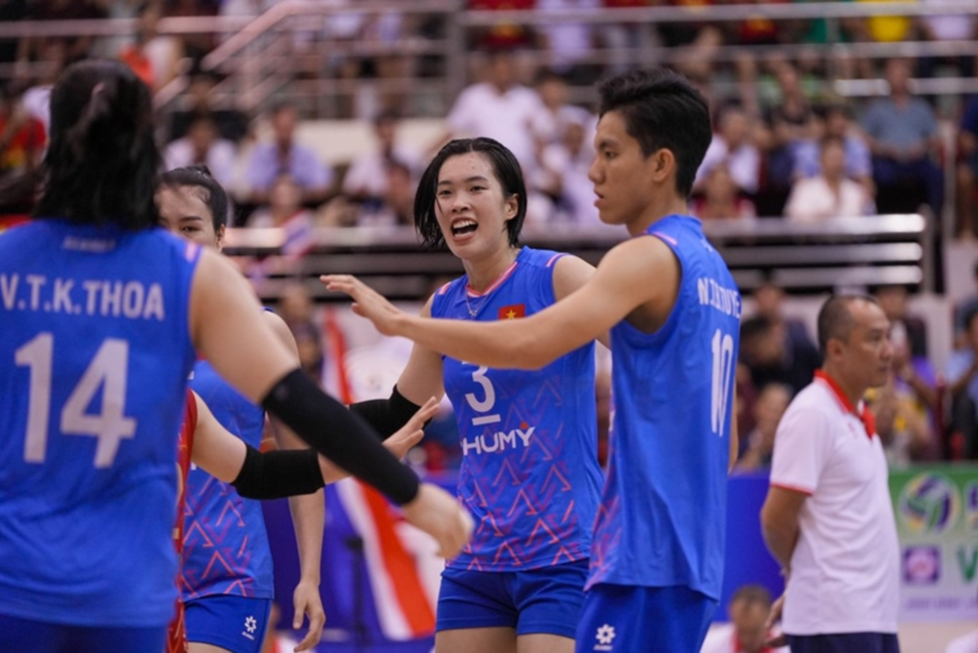 Bich Tuyen និង Tran Thi Thanh Thuy អបអរពិន្ទុរបស់ពួកគេទល់នឹងថៃ anh-chup-man-hinh-2025-09-20-luc-082956.png