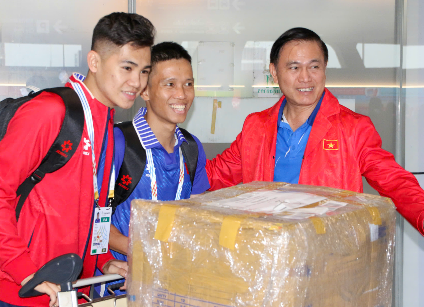 Tran Anh Tu รองประธาน VFF ให้การต้อนรับทีมฟุตซอลเวียดนาม ณ ท่าอากาศยานสุวรรณภูมิ (กรุงเทพฯ) anh-chup-man-hinh-2025-12-13-luc-134041.png