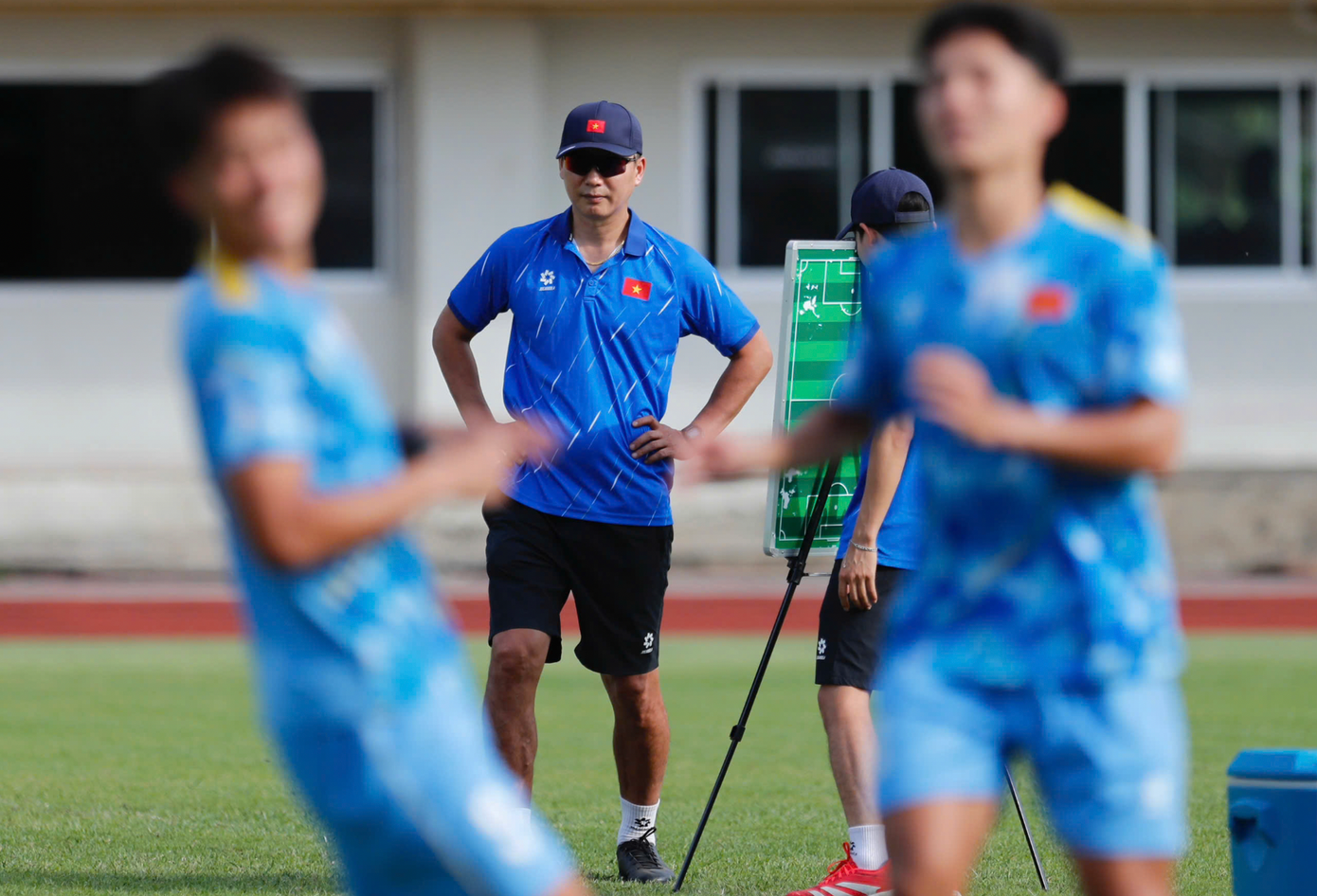কোচ কিম সাং-সিক কি SEA গেমস 33-এ ভিয়েতনাম U22 দলকে জয়ের দিকে নিয়ে যাবেন? (ছবি: হু ফাম) anh-chup-man-hinh-2025-12-13-luc-190557.png