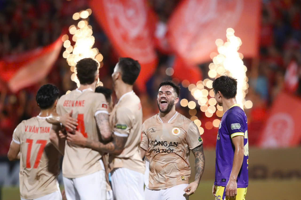 Công an Hà Nội đã có 1 chức vô địch V-League và đang hướng tới chiến thắng ở trận tranh Siêu cúp Quốc gia 2024/25-cúp THACO với Nam Định. 2c275271-6664-493d-a688-5d0311bfc5d0.jpg