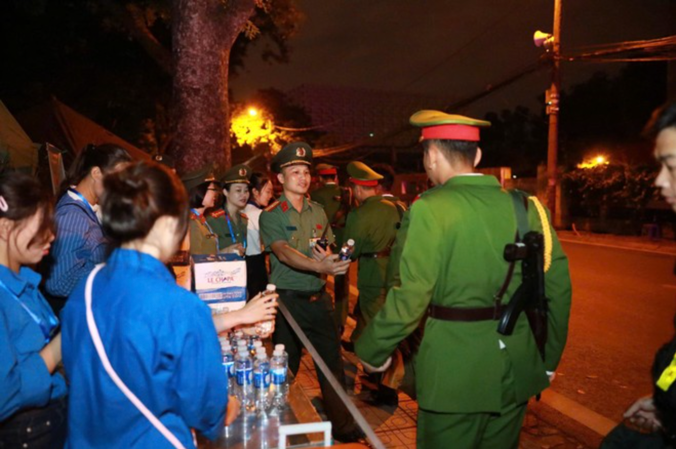Thiếu tá Nguyễn Trọng Khuê - Phó Trưởng ban Ban Chính trị, Trung đoàn 600, và cán bộ đoàn viên, hội viên và tình nguyện viên tiếp nước cho CBCS và người dân xem diễu binh, diễu hành anh-chup-man-hinh-2025-09-01-luc-134054.png