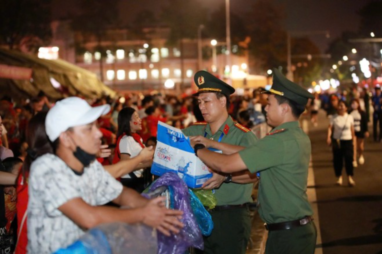 Trung đoàn 600 triển khai phương án, bố trí lực lượng bảo vệ tại khu vực diễn ra Lễ kỷ niệm đồng thời phát nước miễn phí hỗ trợ người dân anh-chup-man-hinh-2025-09-01-luc-133920.png