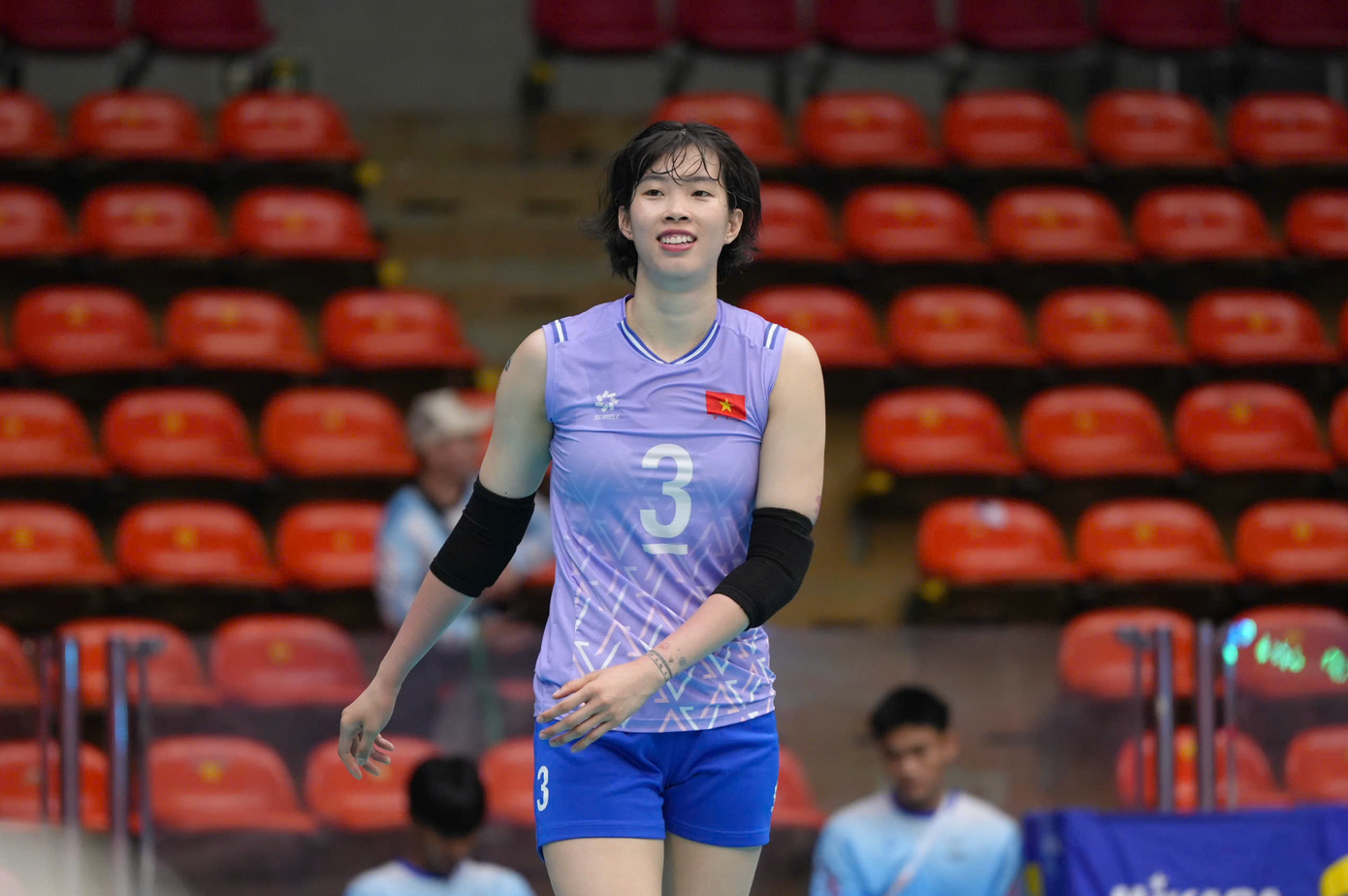 میانمار کے خلاف افتتاحی میچ میں، تھانہ تھوئے کو کوچ Nguyen Tuan Kiet نے اپنی توانائی بچانے کے لیے ابتدائی لائن اپ سے باہر رکھا۔ اس کے بجائے، ویتنامی خواتین کی والی بال ٹیم نے بہت سے نوجوان کھلاڑیوں کو استعمال کیا، جن میں 16 سالہ باہر کی ہٹر Bui Thi Anh Thao بھی شامل ہے۔ ویتنام نے پھر بھی اپنے حریف کو باآسانی 3-0 سے شکست دی۔ anh-chup-man-hinh-2025-12-11-luc-134514.png