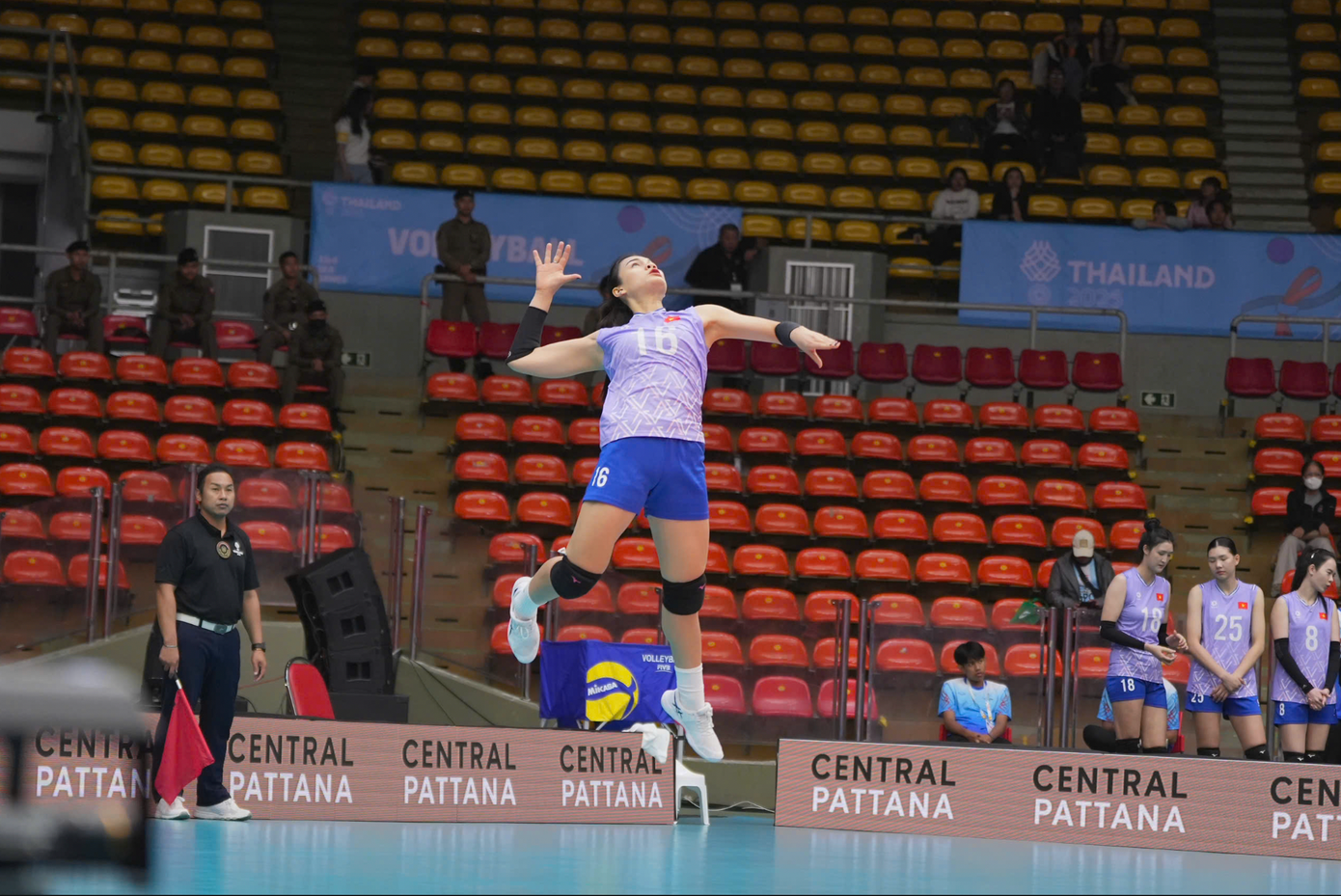 ملائیشیا ویتنامی خواتین کی والی بال ٹیم کی انتھک والیوں اور طاقتور اسپائکس کے خلاف تقریباً بے اختیار تھا۔ anh-chup-man-hinh-2025-12-11-luc-133829.png