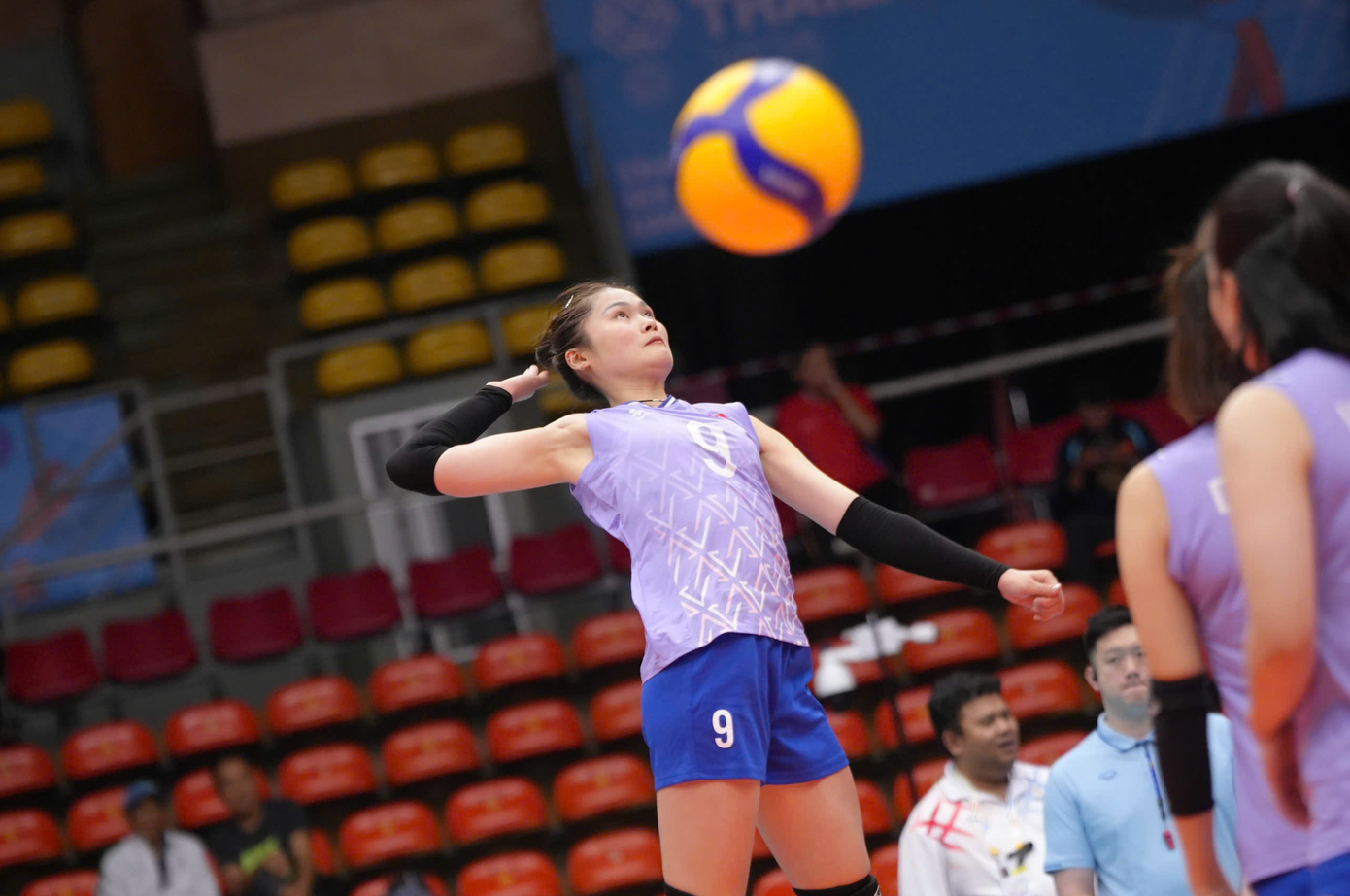 یہ میچ ایک گھنٹہ سے بھی کم جاری رہا، جس میں کوچ نگوین توان کیٹ کی ٹیم کے لیے 3-0 کا فائنل سکور رہا۔ یہ 33ویں SEA گیمز میں ویتنامی خواتین کی والی بال ٹیم کی دوسری فتح ہے۔ anh-chup-man-hinh-2025-12-11-luc-133756.png