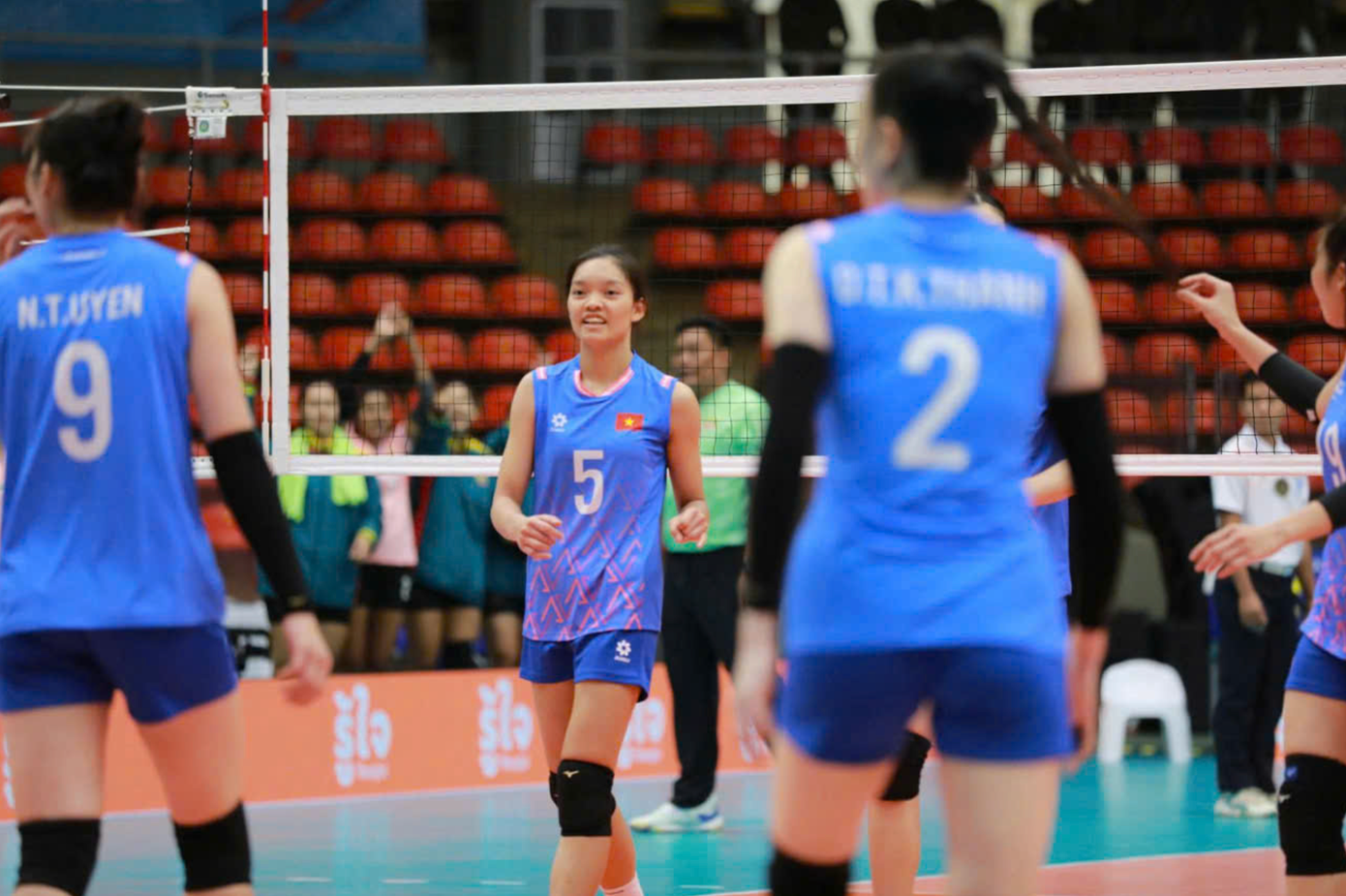 Ánh Thảo (Mitte) feierte bei ihrem ersten Auftritt bei den SEA Games ein starkes Debüt gegen Myanmar (Foto: M.D.). anh-chup-man-hinh-2025-12-11-luc-070220.png