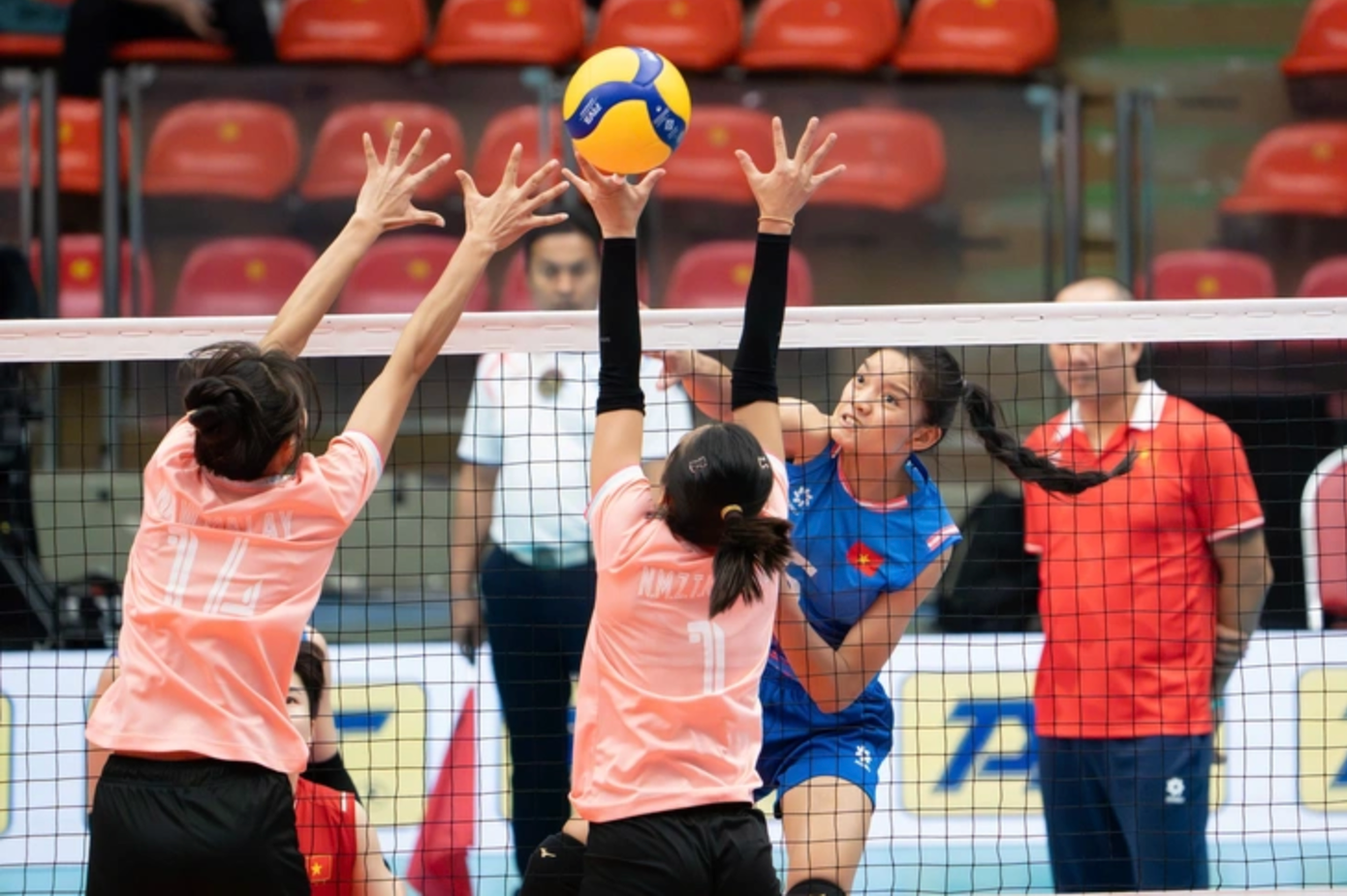 Ánh Thảo verfügt über einen Spielstil, der mit dem von Ngọc Hoa, dem ehemaligen Star des vietnamesischen Frauenvolleyballs, verglichen wird (Foto TTO). anh-chup-man-hinh-2025-12-11-luc-070245.png