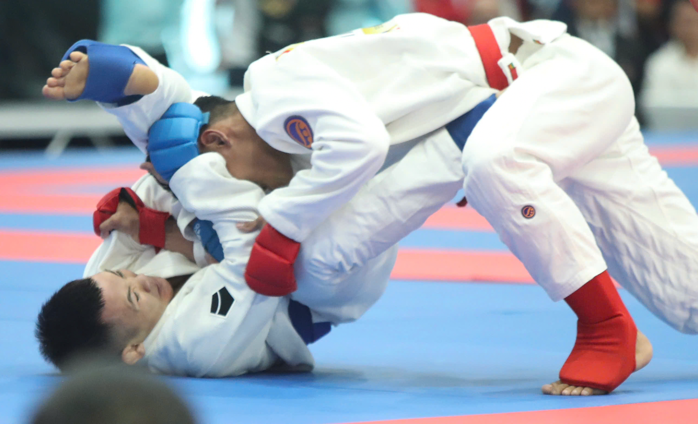 ນັກສິລະປະຍຸດໂທປະກອນຫວຽດນາມ ຍາມໃດກໍ່ເຄົາລົບນັບຖືບັນດາຄວາມກ້າຫານ ແລະ ຈິດໃຈຕໍ່ສູ້ທີ່ບໍ່ຫວັ່ນໄຫວ (ພາບ: ຫງອກຕູ໋). anh-chup-man-hinh-2025-12-11-luc-105948.png