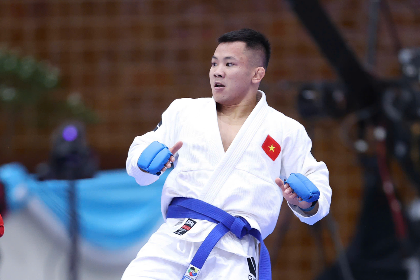 ເຂັ້ມແຂງຢູ່ສະໜາມຝຶກຊ້ອມ, ແຕ່ ດ່າຮົ່ງເຊີນ ແມ່ນຜູ້ເຂົ້າໃກ້ ແລະ ມີຄວາມມັກໃນຊີວິດຕົວຈິງ (ພາບ: Minh Dan). anh-chup-man-hinh-2025-12-11-luc-110402.png