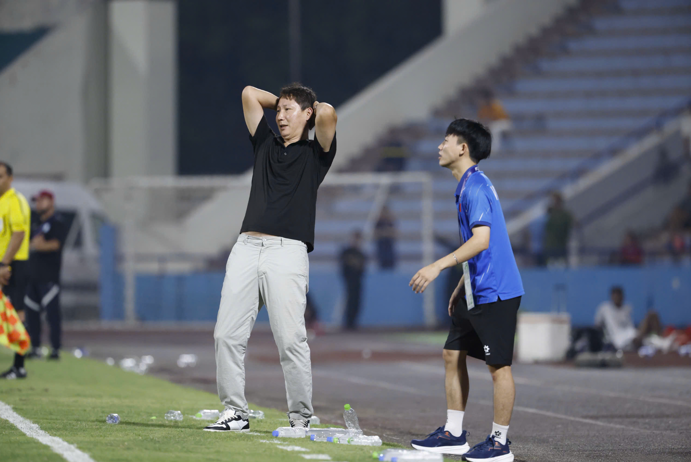 전반적으로 U23 방글라데시는 U23 베트남을 위협할 만큼 강하지 않았습니다. 원정팀은 U23 베트남 선수들이 공격에 집중하는 동안 위협적이지 않은 몇 차례의 역습만 시도했습니다. 이로 인해 U23 베트남은 강점과 약점을 제대로 드러내지 못했습니다. U23 베트남의 가장 두드러진 약점은 여전히 기회를 활용하는 능력이었습니다. anh-chup-man-hinh-2025-09-04-luc-065026.png