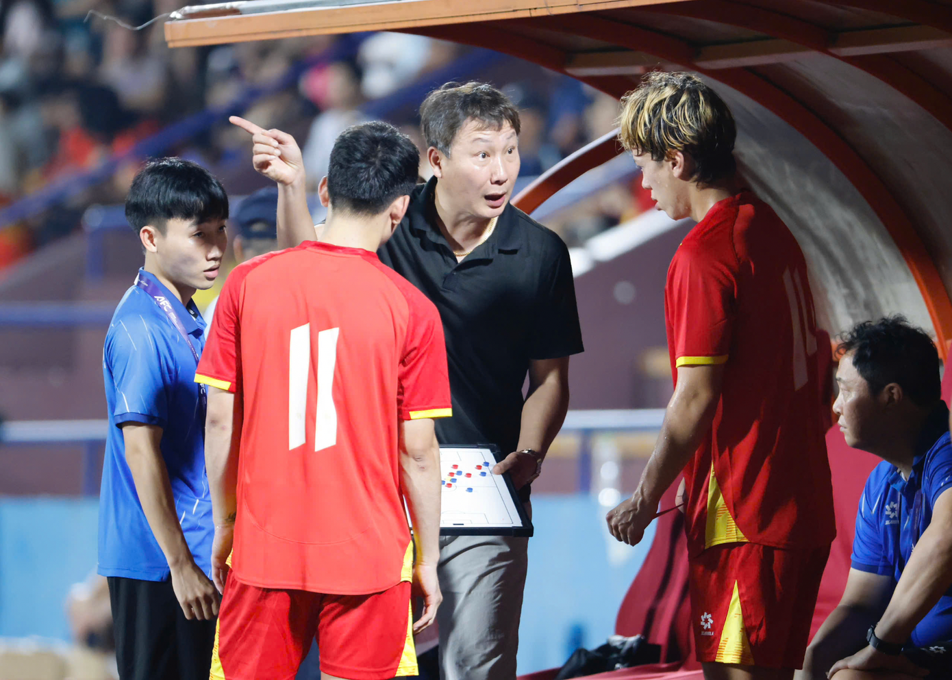 이러한 상황으로 인해 김상식 감독은 쿠앗 반 캉, 빅토르 레, 응우옌 꾸옥 비엣이 출전하면서 공격에 일련의 변화를 줘야 했습니다. 그 결과, U-23 베트남의 공격은 즉시 더욱 일관되고 날카로워졌습니다. anh-chup-man-hinh-2025-09-04-luc-065302.png