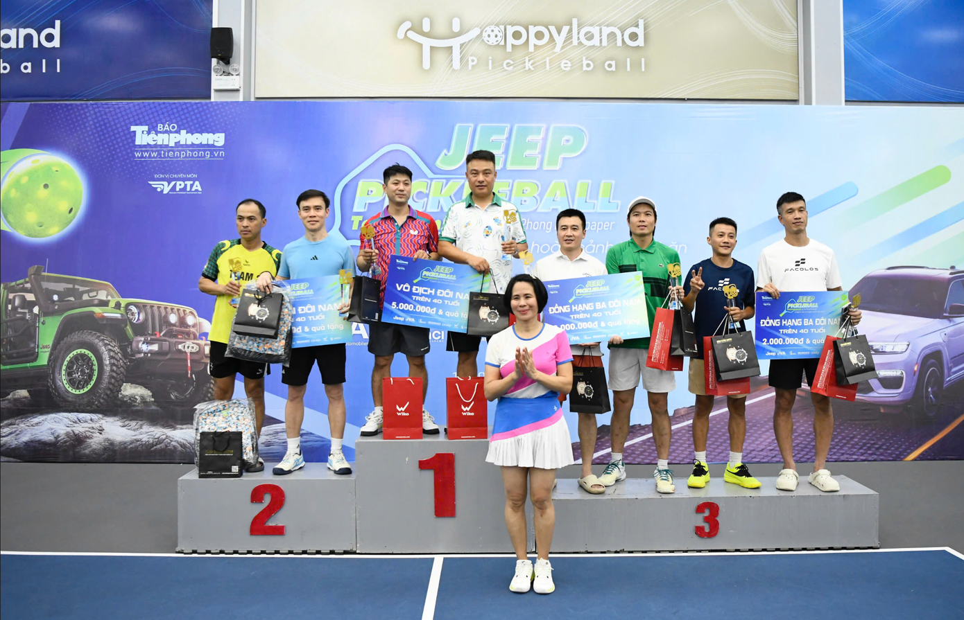 មុននេះនៅព្រឹកថ្ងៃទី១៨ ខែតុលា ការប្រកួតកីឡាវាយកូនបាល់ JEEP ដោយកាសែត Tienphong - ដើម្បីកុមារជួបការលំបាកត្រូវបានប្រារព្ធឡើងដោយជោគជ័យនៅកីឡដ្ឋាន HappyLand Long Bien ។ ការប្រកួតនេះត្រូវបានប្រារព្ធឡើងដើម្បីអបអរសាទរខួបលើកទី 21 ដែលជាទិវាសហគ្រិនវៀតណាម និងដើម្បីរៃអង្គាសថវិកាជួយកុមារជួបការលំបាកនៅមន្ទីរពេទ្យកុមារជាតិ។ ជាការកត់សម្គាល់ ការប្រកួតនេះមានការចូលរួម និងគាំទ្រពីអនុប្រធាននាយកដ្ឋានកីឡា និងបណ្តុះបណ្តាលកាយសម្បទា Le Thi Hoang Yen អនុប្រធានសហព័ន្ធកីឡាបាល់ទាត់វៀតណាម (VFF) ប្រធានសហព័ន្ធវាយកូនឃ្លីលើតុ Nguyen Xuan Vu ម្ចាស់មេដាយមាសអូឡាំពិក Rio de Janeiro (ប្រេស៊ីល) កីឡាករបាញ់កាំភ្លើង Hoang Xuan Vinh អតីតកីឡាករ The Cong Min នៃក្រុម Dang Phuong Nam គ្រូបង្វឹកវៀតណាម ... មេដាយមាសស៊ីហ្គេមឆ្នាំ២០១១ ជូនគណៈកម្មាធិការរៀបចំការដេញថ្លៃ និងរៃអង្គាសថវិកា។ anh-chup-man-hinh-2025-10-19-luc-113000.png