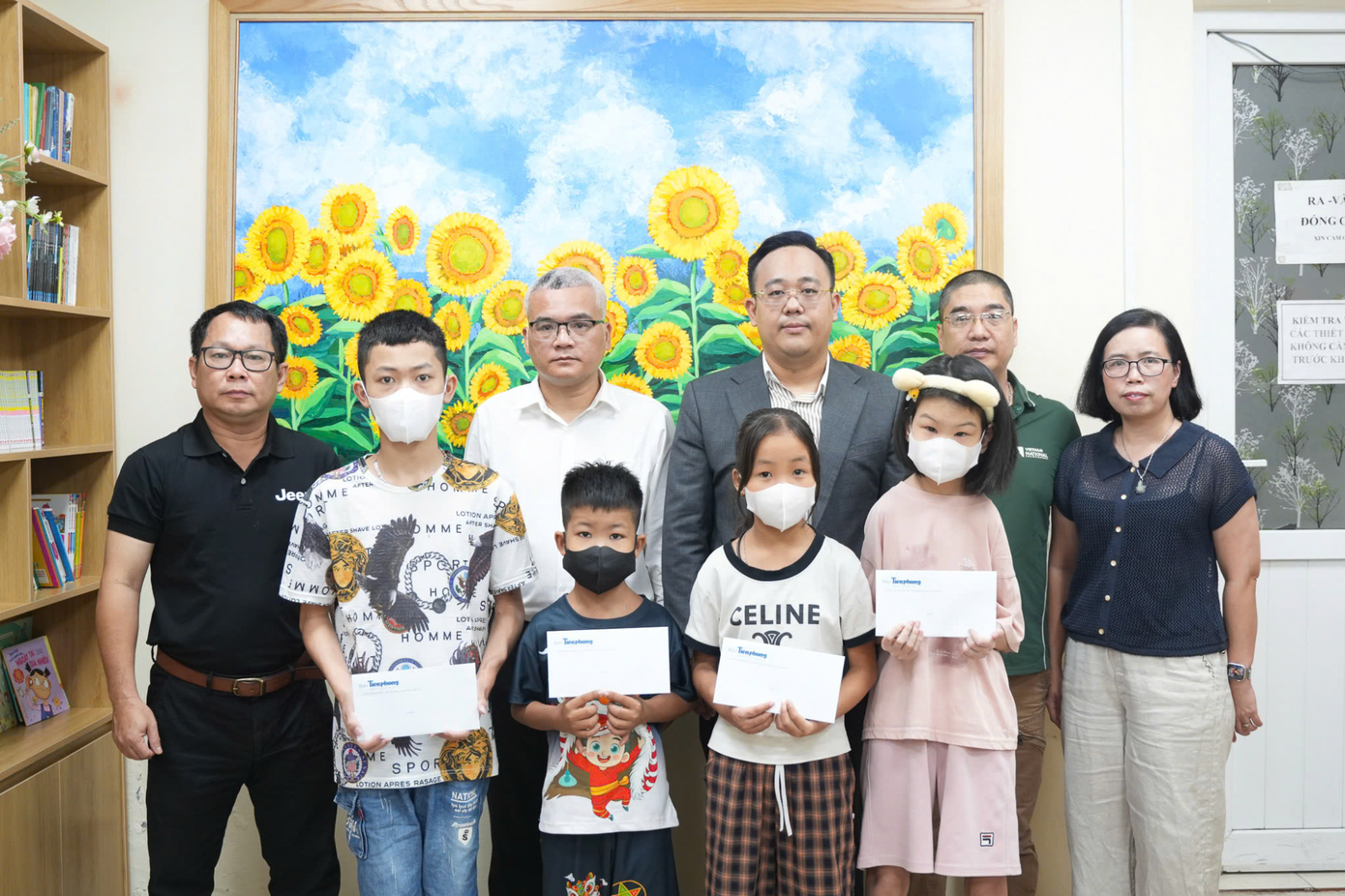 លោកស្រី Tran Thi Thu Ha - សមាជិកអចិន្ត្រៃយ៍នៃគណៈកម្មាធិការបក្ស ប្រធាននាយកដ្ឋានរដ្ឋបាល និងបុគ្គលិកនៃកាសែត Tien Phong បានមានប្រសាសន៍ថា ការអមមន្ទីរពេទ្យកុមារជាតិក្នុងការងារឃោសនា និងជួយកុមារក្នុងគ្រាលំបាកគឺជាទំនួលខុសត្រូវ ហើយក៏ជាមធ្យោបាយចែករំលែកក្តីស្រឡាញ់ជាមួយពួកគេ។ ចែករំលែកជាមួយគ្រួសារកុមារឈឺ និងកុមារ លោកស្រី Tran Thi Thu Ha សង្ឃឹមថា គ្រប់គ្នានឹងមានកម្លាំងចិត្ត និងជំនឿបន្ថែមទៀត ដើម្បីជំនះជំងឺ ទទួលបានការព្យាបាលដ៏ល្អ ដើម្បីត្រឡប់ទៅគ្រួសារវិញ។ anh-chup-man-hinh-2025-10-19-luc-111207.png