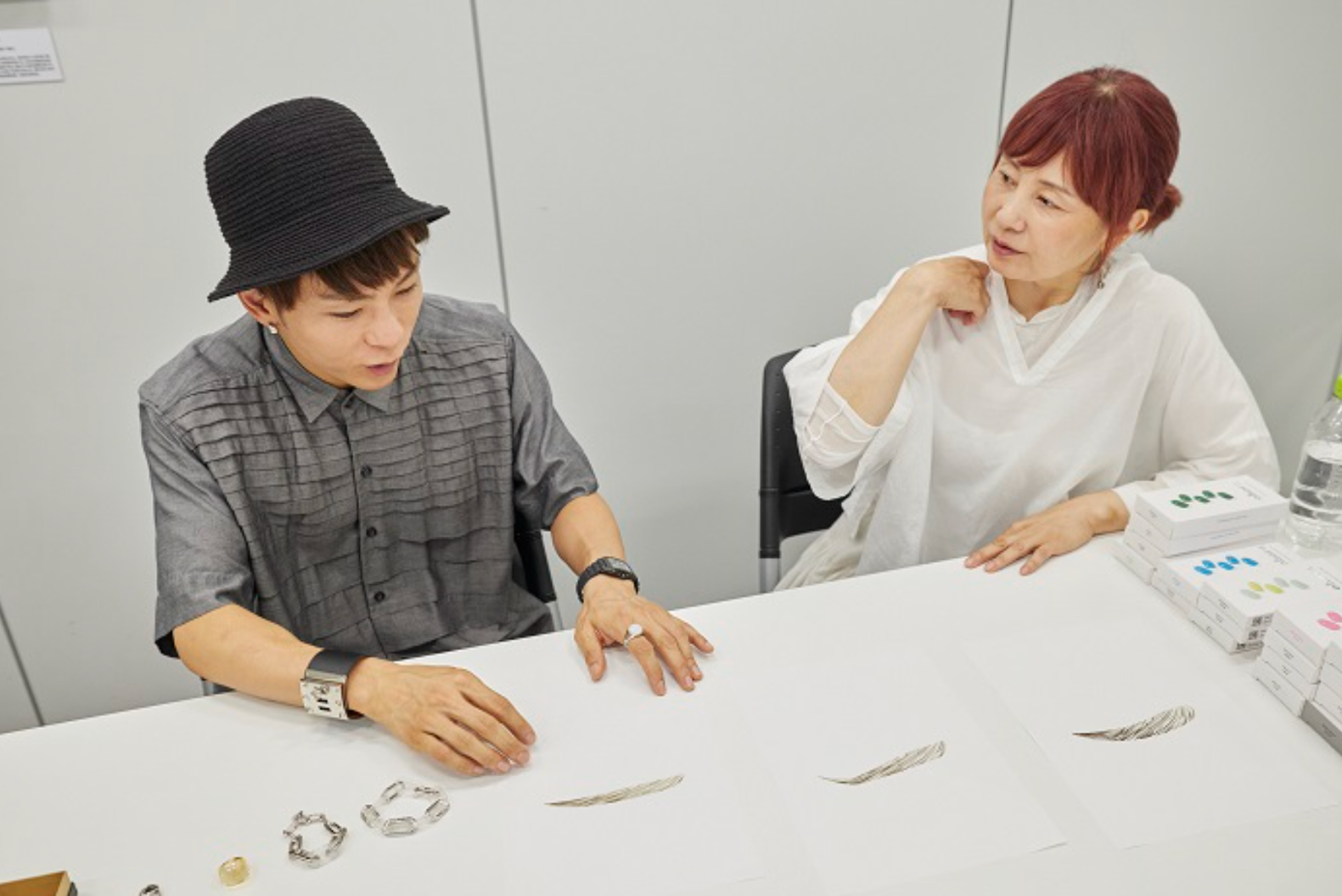 Chuyên gia phong thủy giới thiệu cách vẽ mày. Ảnh: Marie Claire. anh-chup-man-hinh-2025-07-14-luc-160204.png