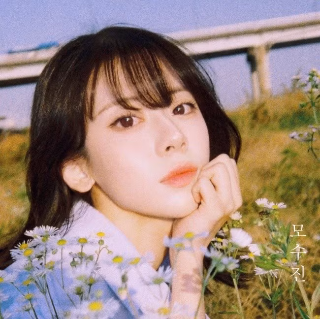 Mo Soo Jin, giọng ca của nhóm nhạc Acoustic Collabo đã qua đời, hưởng dương 26 tuổi.