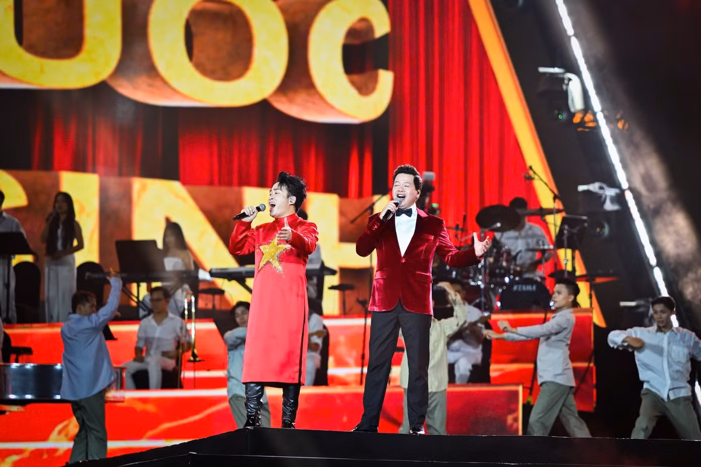 Tùng Dương (trái) và NSƯT Đăng Dương biểu diễn tại concert Tổ quốc trong tim. Ảnh: BTC.
