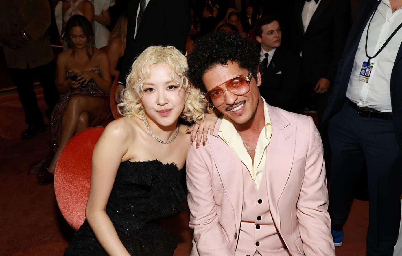 Rosé (trái) và Bruno Mars ra về tay không sau Grammy 2026.