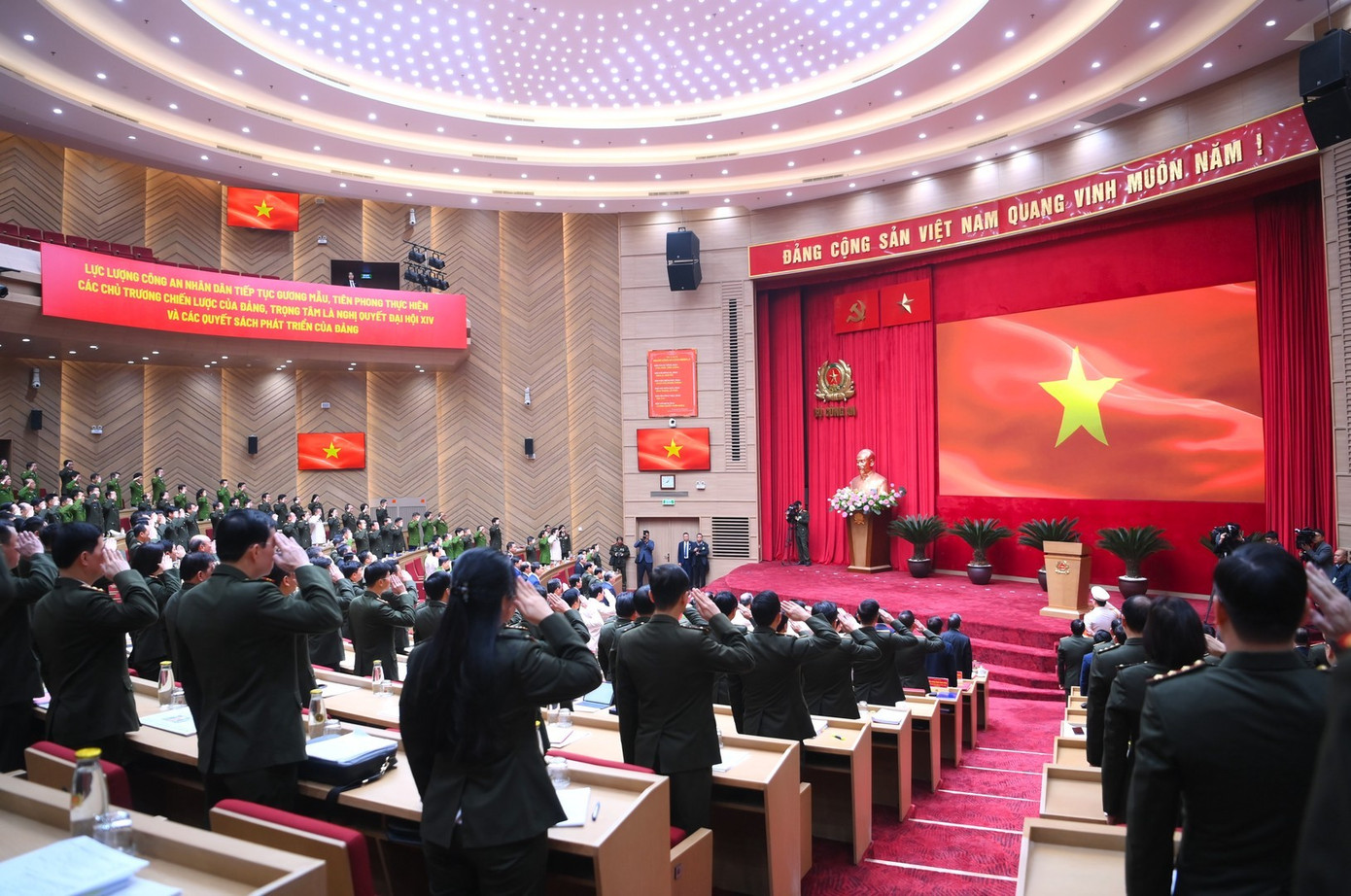 Các đại biểu thực hiện nghi thức Chào cờ.