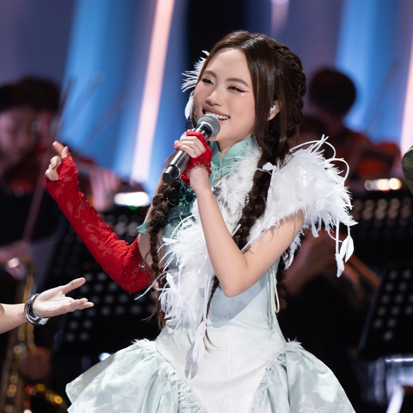 Thay vì gò bó mình trong những bộ trang phục an toàn, Phương Mỹ Chi linh hoạt kết hợp giữa hiện đại và truyền thống. Cô vẫn xuất hiện trong áo dài, áo tứ thân… nhưng được cách điệu tinh tế, bắt mắt. 518273441-1274628944031324-4098671205852790255-n.jpg