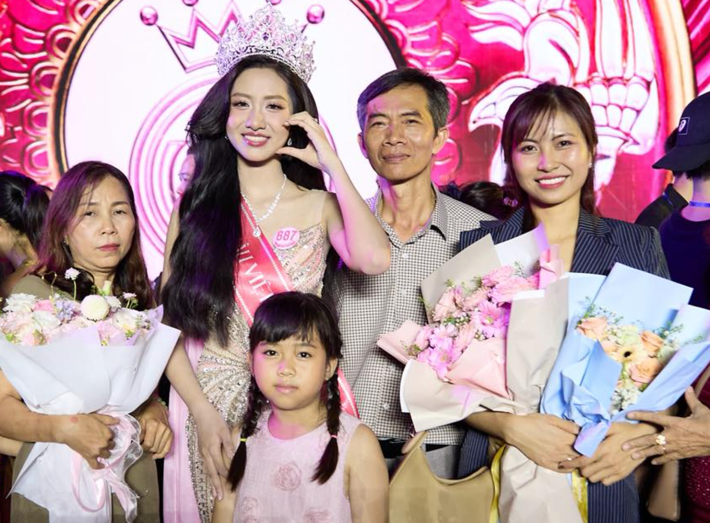 Hà Như Quỳnh (bìa phải) - chị gái Hà Trúc Linh là Người đẹp Nguyên tiêu của Phú Yên cũ. anh-chup-man-hinh-2025-07-13-luc-002540.png