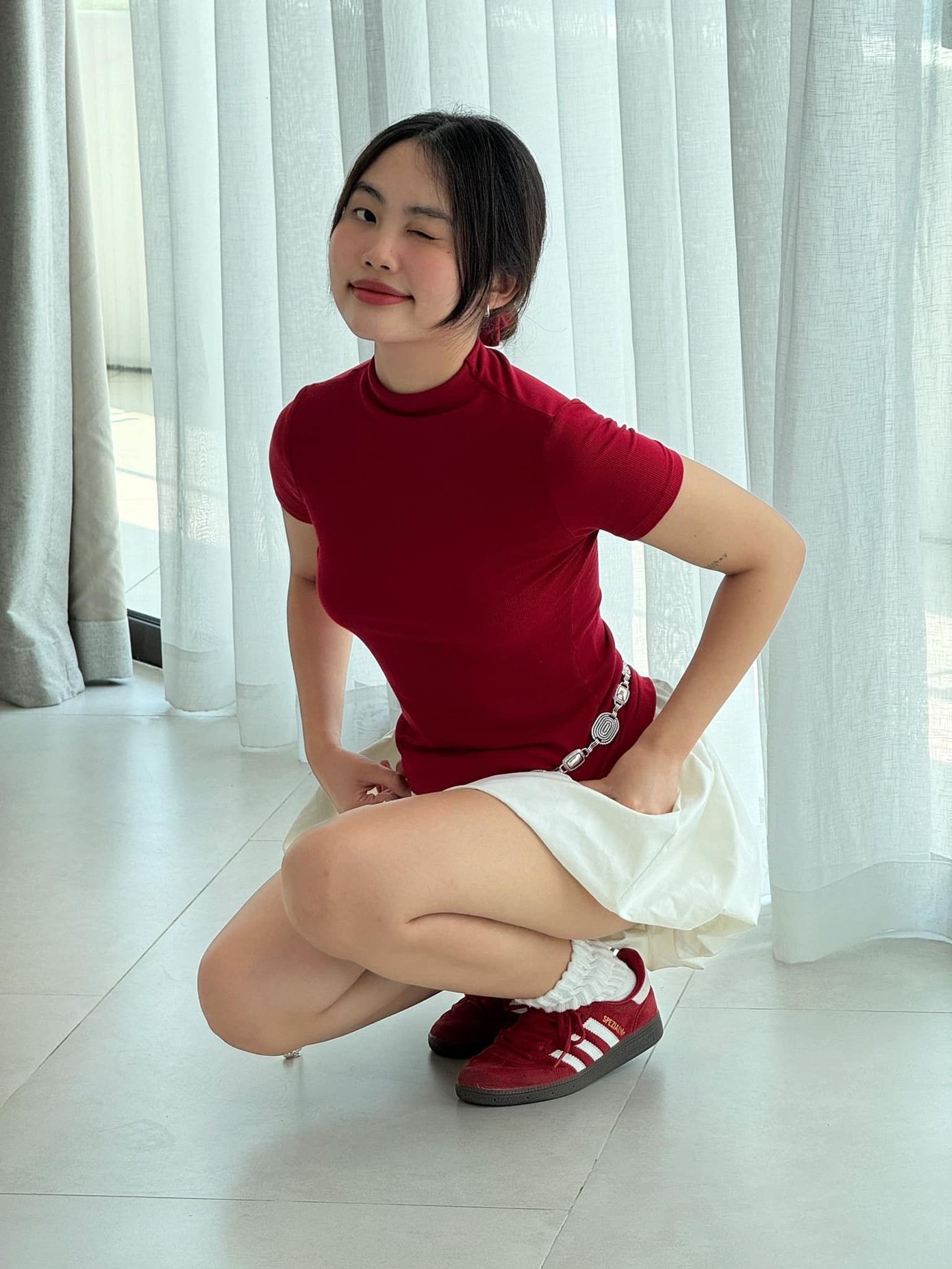 Đời thường, nữ ca sĩ chọn phong cách trẻ trung, năng động phù hợp với tuổi 22. 484243239-1187090662785153-1207550009543968195-n.jpg
