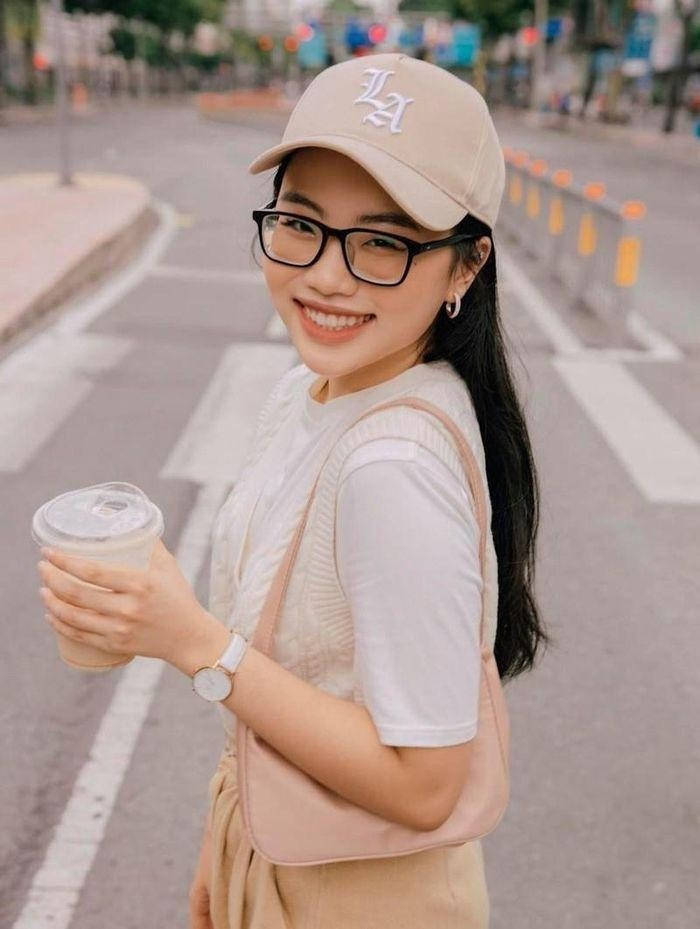 Nhưng sau tất cả lần hành hạ cơ thể, Phương Mỹ Chi tự hỏi những lời phán xét có đáng để tôi đánh đổi sức khỏe không. Từ đó, cô học cách chăm sóc bản thân bằng tình yêu thương, thay vì sự chối bỏ. showbiz7-5109.jpg