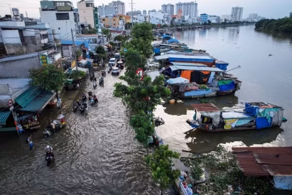 Sau những cơn mua lớn kéo dài kết hợp với triều cường, nhiều tuyến đường ở TPHCM không còn phân biệt đâu là đất, đâu là nước. Ảnh: Mạnh Linh.