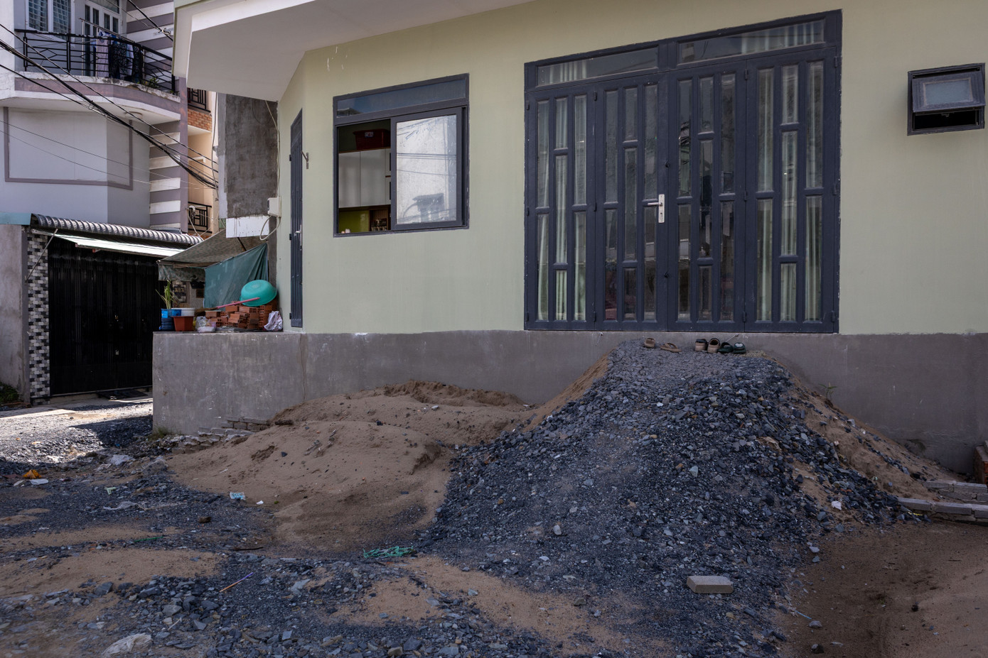 Đường Lê Cơ (quận Bình Tân cũ) là điểm sụt lún nặng, thường xuyên diễn ra tình trạng ngập nghiêm trọng. Dọc theo hai bên con đường là các căn nhà đang được sửa chữa nâng nền để ứng phó với tình trạng sụt lún, ngập lụt diễn ra. Nhiều người cho biết đã nhiều lần nâng nền, mong muốn tìm được giải pháp mang tính bền vững hơn.