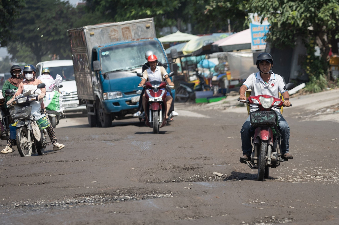 "Ổ gà" xuất hiện trên mặt đường là một trong nhiều biểu hiện của sụt lún đất có thể thấy tại TP.HCM.