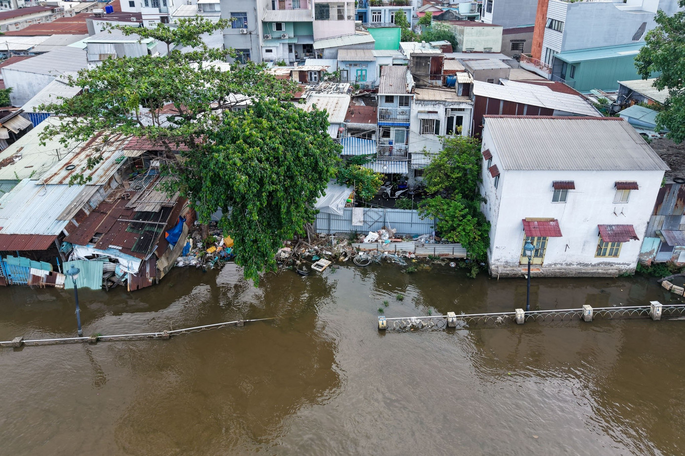 Một đoạn bờ kè dài khoảng 200 m tại khu vực Thanh Đa (quận Bình Thạnh cũ) sạt lở nghiêm trọng vào tháng 6/2023. Điều này kết hợp phần nền bên trong bị sụt lún, khiến một phần khu dân cư bị nước triều xâm chiếm. Song sau nhiều lần báo chí ghi nhận, khu vực này đến nay vẫn chưa được tu sửa.