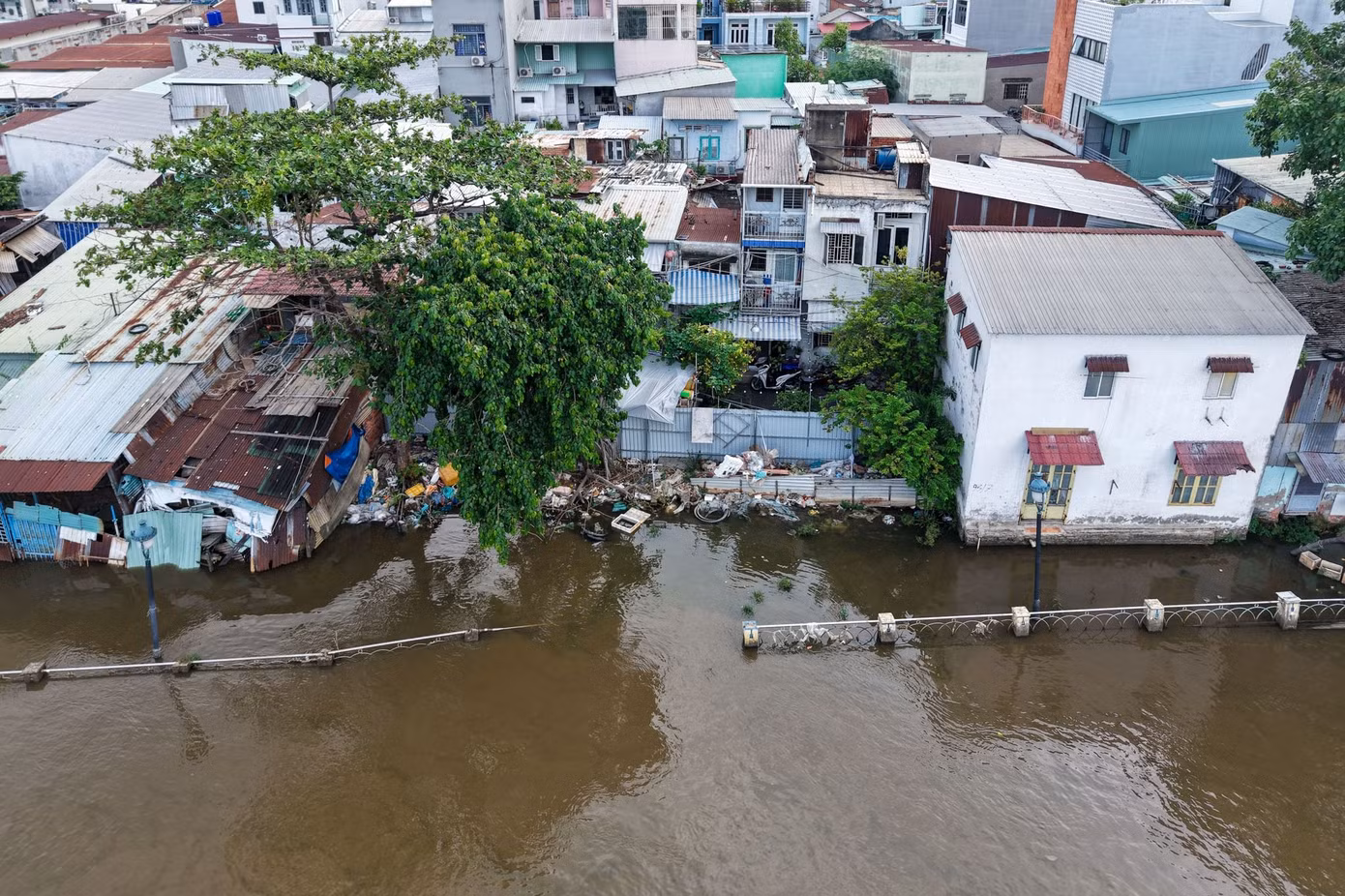 Một đoạn bờ kè dài khoảng 200 m tại khu vực Thanh Đa (quận Bình Thạnh cũ) sạt lở nghiêm trọng vào tháng 6/2023. Điều này kết hợp phần nền bên trong bị sụt lún, khiến một phần khu dân cư bị nước triều xâm chiếm. Song sau nhiều lần báo chí ghi nhận, khu vực này đến nay vẫn chưa được tu sửa.