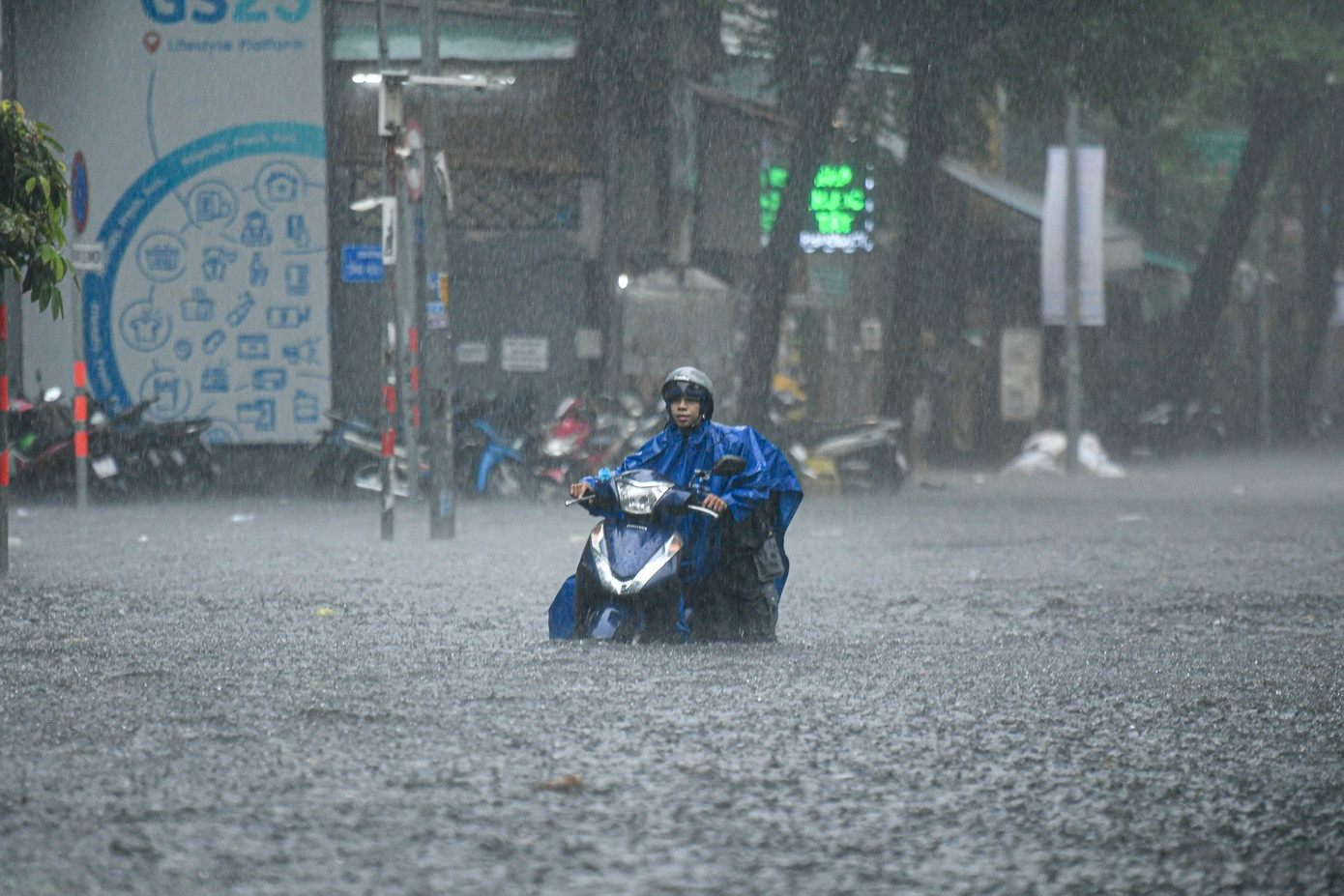 Khu vực Thảo Điền, được mệnh danh "khu nhà giàu", là một trong những nơi đang lún nhanh nhất tại TP.HCM. Nơi đây thường xuyên ngập nặng sau những trận mưa lớn, ghi nhận tháng 6. Ảnh: Duy Hiệu