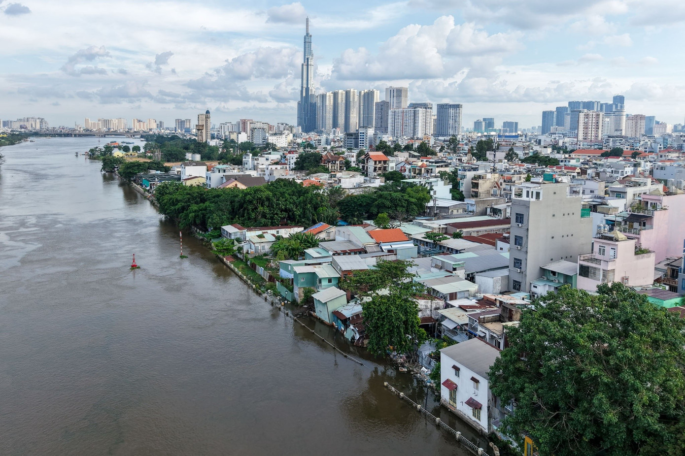 TP.HCM nằm trong nhóm 5 thành phố sụt lún nhanh nhất thế giới, theo tạp chí Nature Sustainability năm 2024. Nghiên cứu công bố tại Đại học Tài nguyên và Môi trường tháng 8 năm nay cho thấy thành phố lún trung bình 2-5 cm/năm, có nơi tới 7-8 cm, tập trung tại khu vực dọc sông Sài Gòn (từ cầu Sài Gòn đến cầu Ba Son) và khu vực phía Nam.