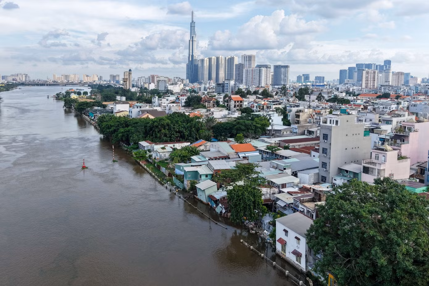 TP.HCM nằm trong nhóm 5 thành phố sụt lún nhanh nhất thế giới, theo tạp chí Nature Sustainability năm 2024. Nghiên cứu công bố tại Đại học Tài nguyên và Môi trường tháng 8 năm nay cho thấy thành phố lún trung bình 2-5 cm/năm, có nơi tới 7-8 cm, tập trung tại khu vực dọc sông Sài Gòn (từ cầu Sài Gòn đến cầu Ba Son) và khu vực phía Nam.