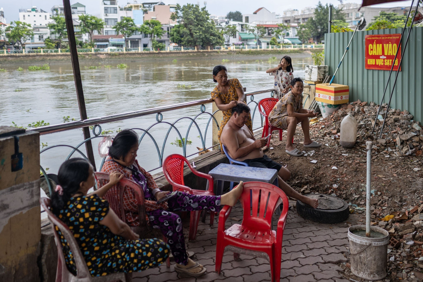 Người dân tiếp tục sống thấp thỏm bởi triều cường, nguy cơ sạt lở và những vết nứt tường nhà.
