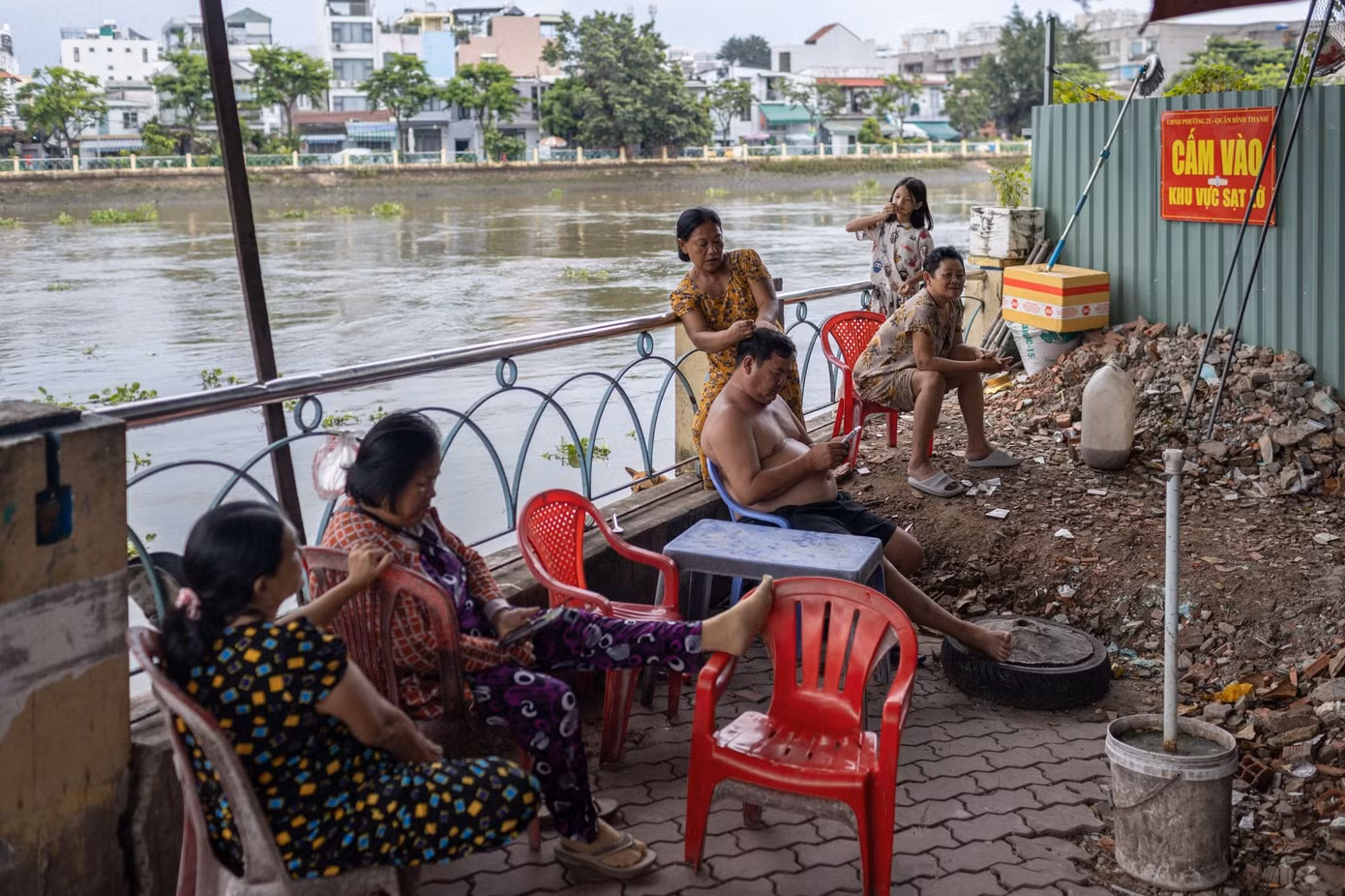 Người dân tiếp tục sống thấp thỏm bởi triều cường, nguy cơ sạt lở và những vết nứt tường nhà.