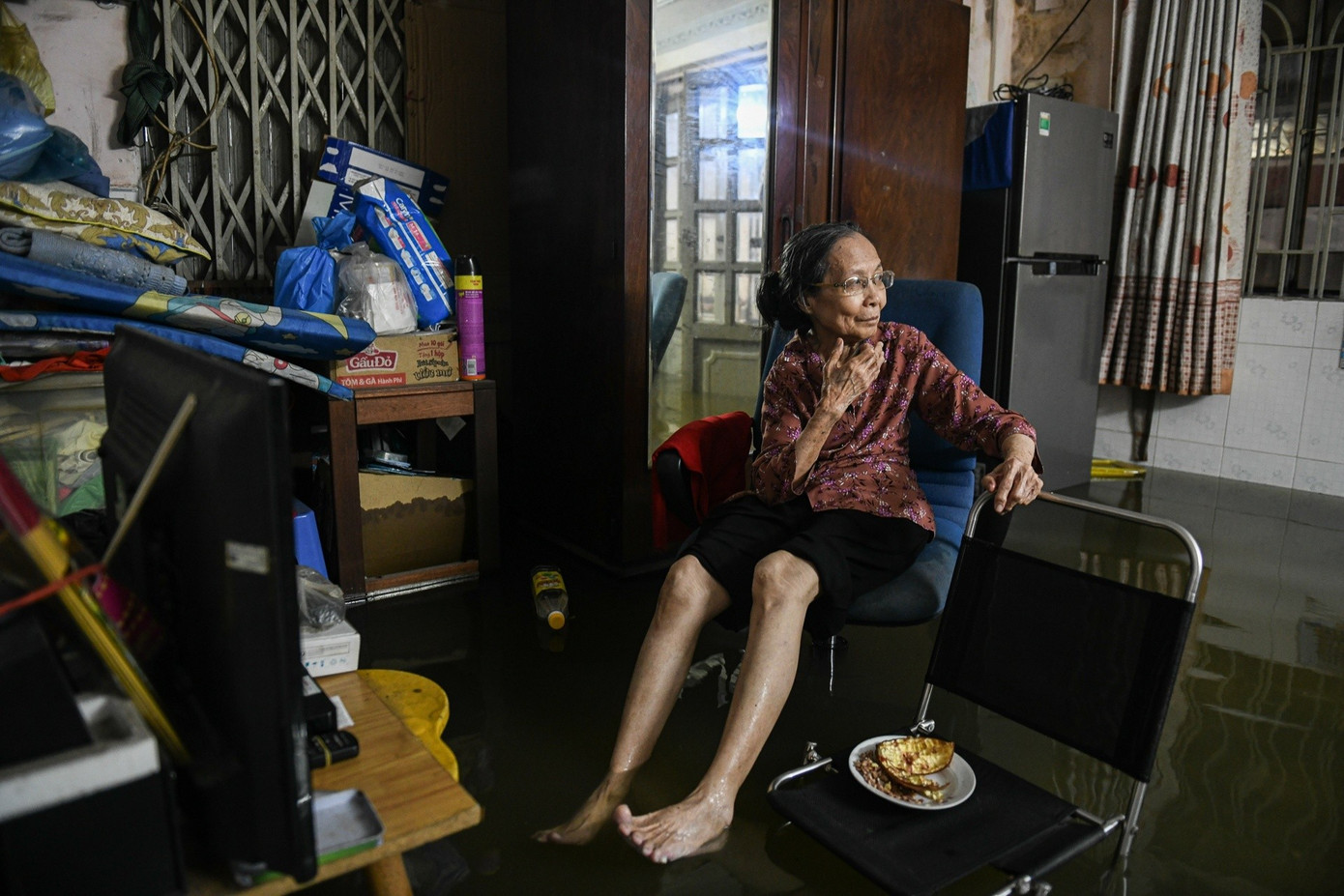 Đất lún kết hợp triều cường khiến ngập lụt thêm nghiêm trọng, người dân bất an, lo lắng về sinh hoạt, di chuyển. Trong hình, ngập lụt ảnh hưởng đến đời sống người dân TP.HCM, ghi nhận tháng 10/2024 tại khu vực quận 7 cũ. Ảnh: Duy Hiệu.