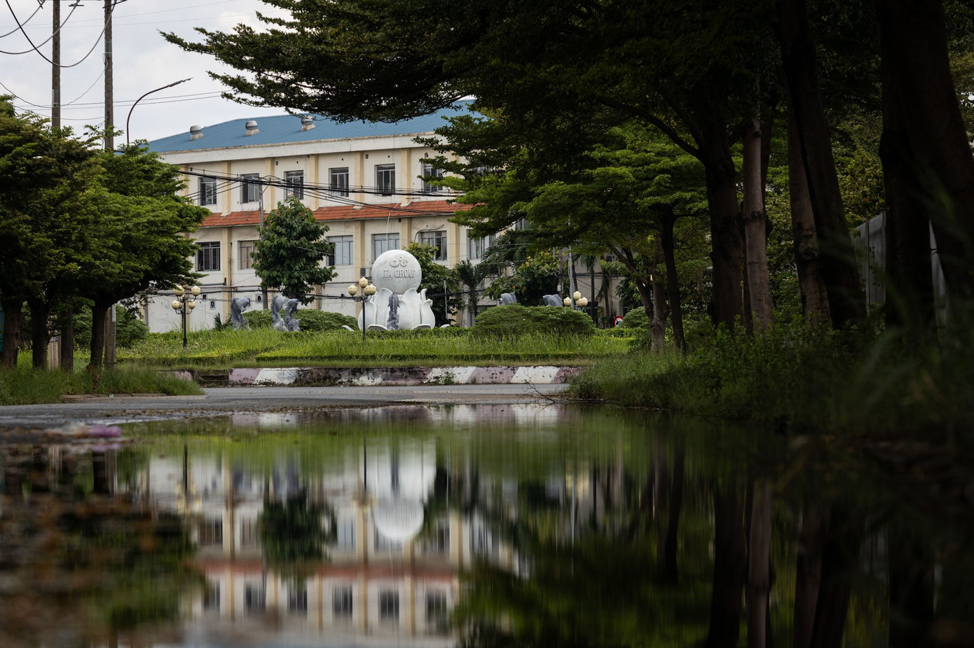 Một đoạn đường đọng nước giữa trời nắng tại khu công nghiệp Tân Tạo (quận Bình Tân cũ). Đây là khu vực có độ lún 73,2 cm/10 năm. Trước những thực trạng này, thành phố đã có Đề án chống ngập và xử lý nước thải TP.HCM giai đoạn 2020-2045 và Kế hoạch chống ngập, xử lý nước thải giai đoạn 2020-2030.