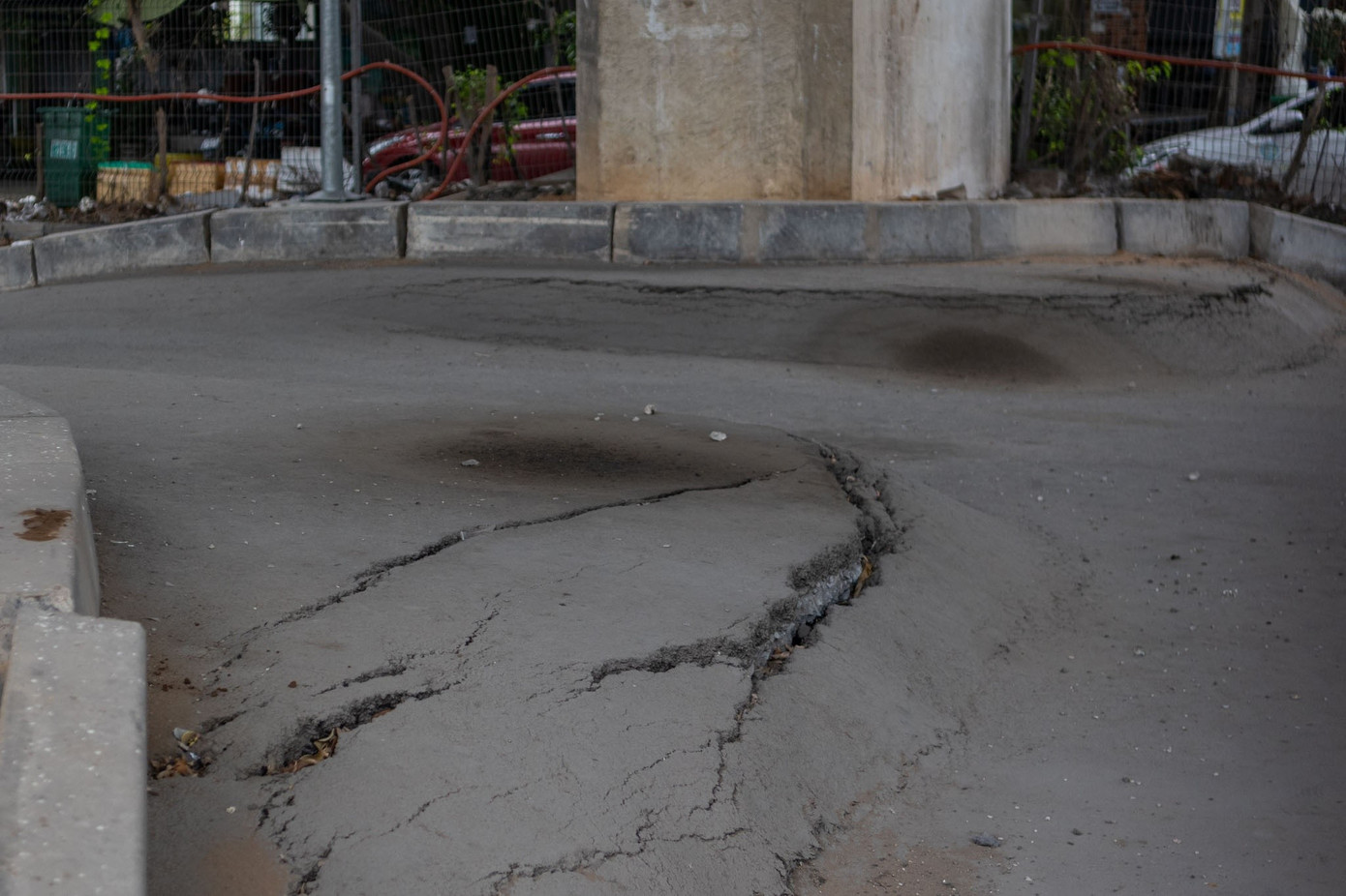 Dưới dạ cầu Phú Mỹ (quận 7 cũ), phần nền lún nặng, tạo vết nứt rõ rệt giữa mặt đường xung quanh và chân cầu.