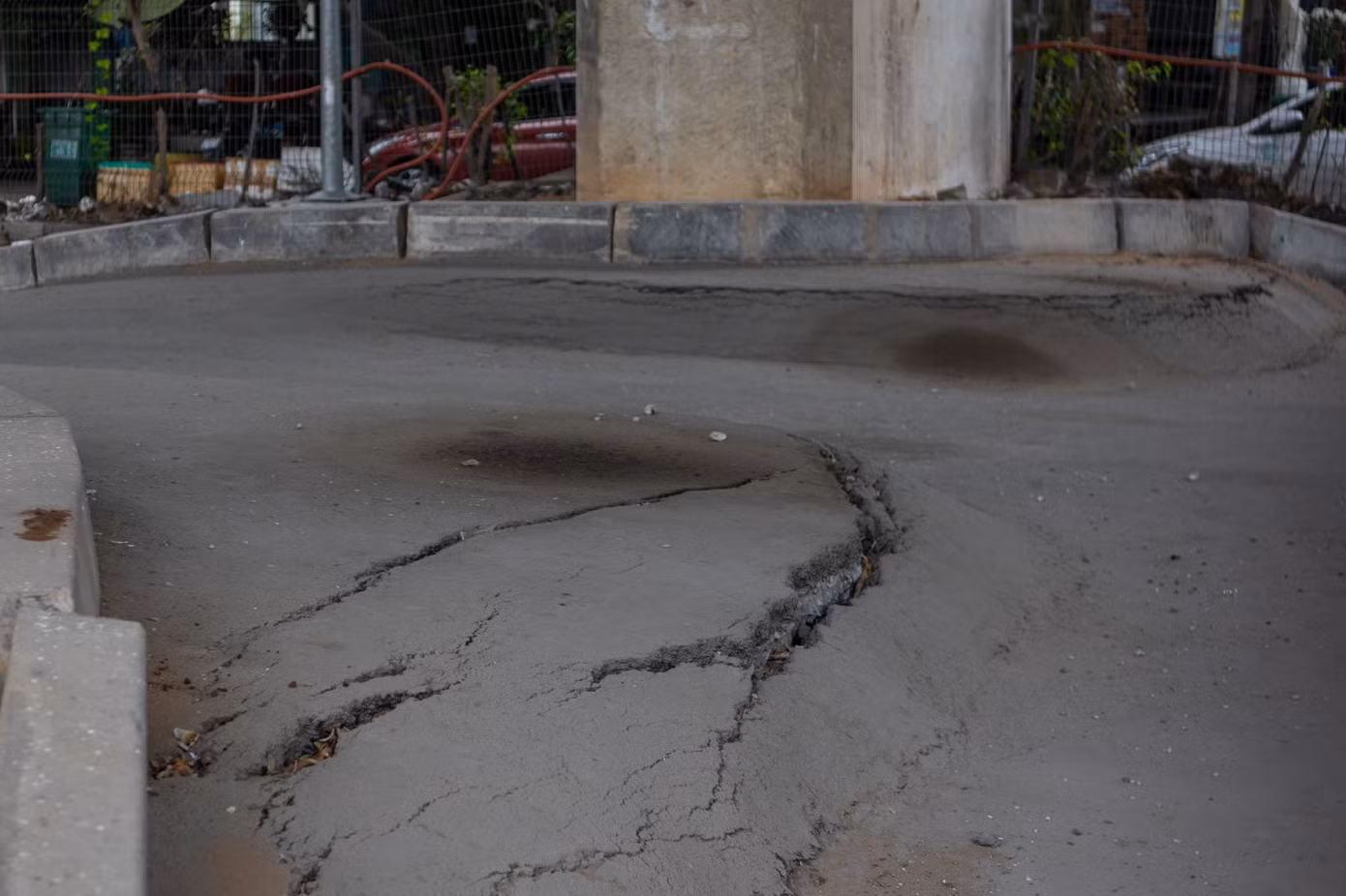 Dưới dạ cầu Phú Mỹ (quận 7 cũ), phần nền lún nặng, tạo vết nứt rõ rệt giữa mặt đường xung quanh và chân cầu.