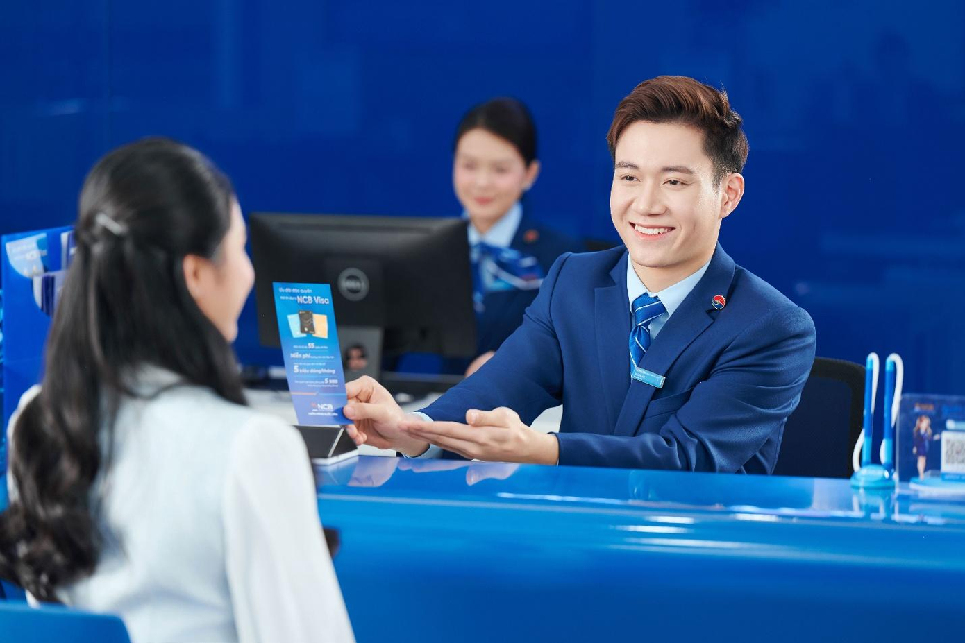 Khách hàng có thể mở thẻ tín dụng online trên NCB iziMobile và chi tiêu ngay chỉ sau 2 phút