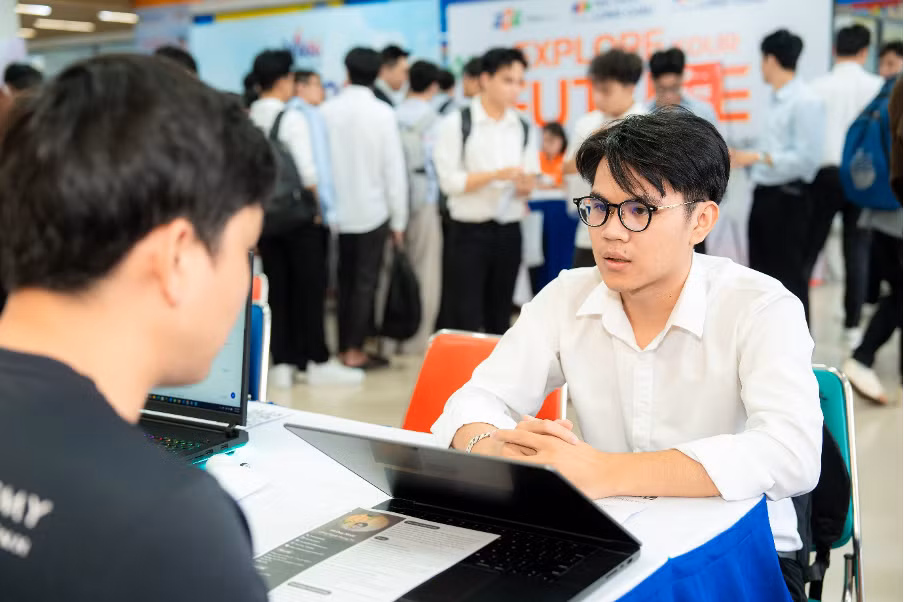 Sinh viên tự tin phỏng vấn trước nhà tuyển dụng.