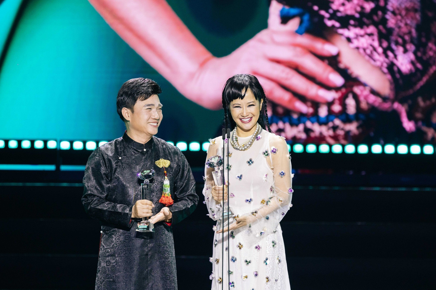 Quang Linh (trái) và Hồng Nhung nhận Giải thành tựu.